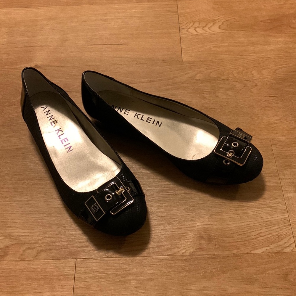 ANNE KLEIN black flats. Size 7
